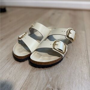 Birkenstock Arizona Big Buckle High Shine Sandals in Ecru 40